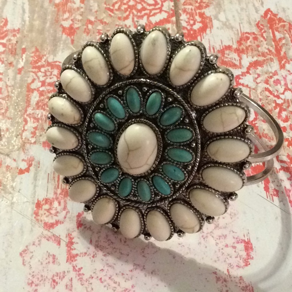 GORGEOUS SQUASH BLOSSOM BRACELET ~ NEW WITH TAGS!